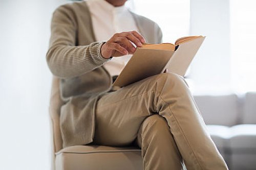 AEIS备考：“在吃午饭”是“At lunch”还是“In lunch”？